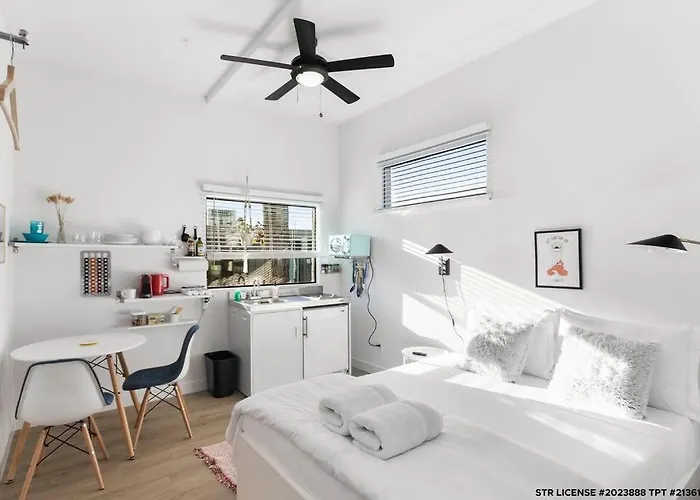 Apartment Micro With Balcony & Pool View - Walk To Ot *