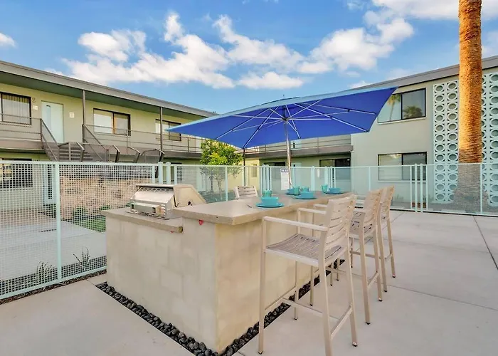 Micro With Balcony & Pool View - Walk To Ot