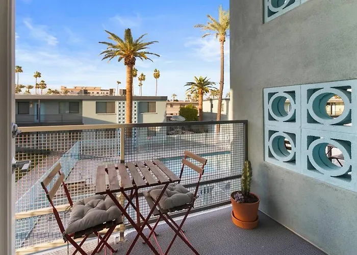 Micro With Balcony & Pool View - Walk To Ot Apartment Scottsdale
