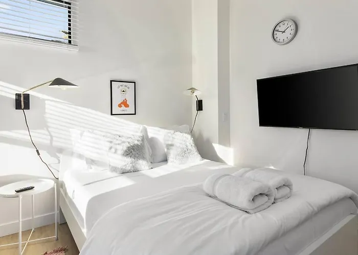 Apartment Micro With Balcony & Pool View - Walk To Ot *