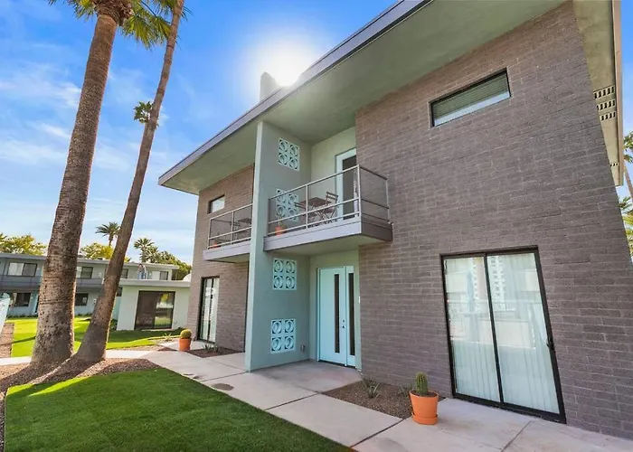 Micro With Balcony & Pool View - Walk To Ot Apartment